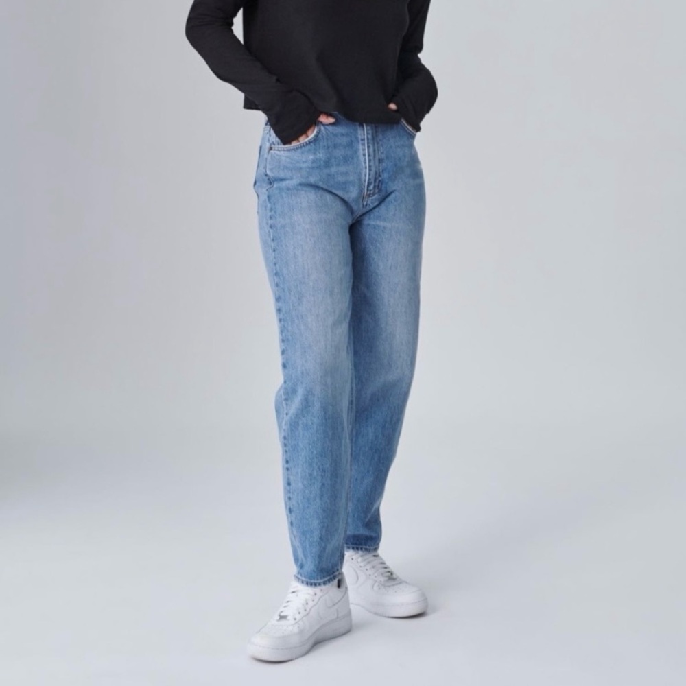 Denim Forum Gia high-rise Carrot jeans 28L (Aritzia). 💙